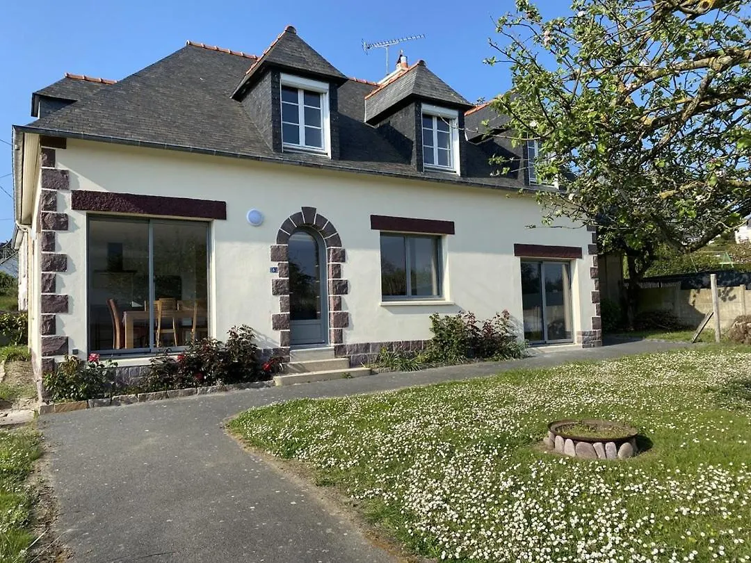 609 - Appartement T3 Au Premier Etage D'Une Maison A Quelques Pas De La Plage Et Des Commerces D'Erquy 0*, Erquy